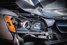 Kuriozita v Poděbradech. Řidič vrazil do zaparkovaných aut, prý hledal mobil
