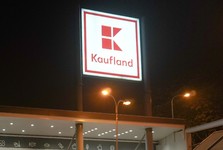 Parkování u Kauflandu v Poděbradech? Nově za poplatek, zdarma jen po dobu nákupu