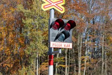 Šílenost v Poděbradech. Řidič jen o vlásek unikl srážce s vlakem na přejezdu Šílenost v Poděbradech. Řidič jen o vlásek unikl srážce s vlakem na přejezdu